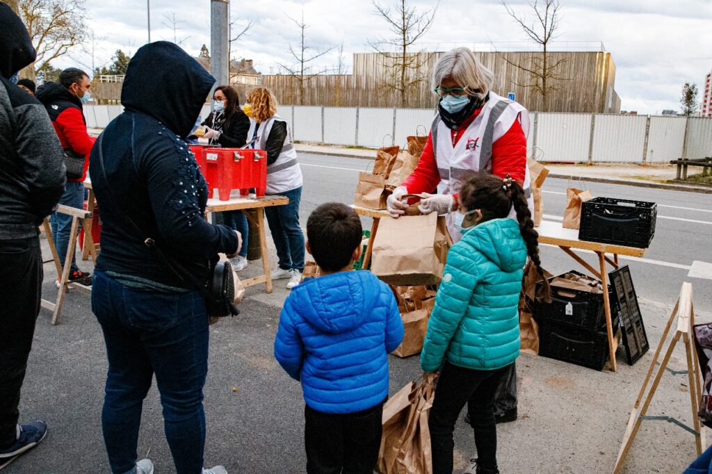 De l&rsquo;aide alimentaire à l&rsquo;aide à la personne, le coeur battant des Restos