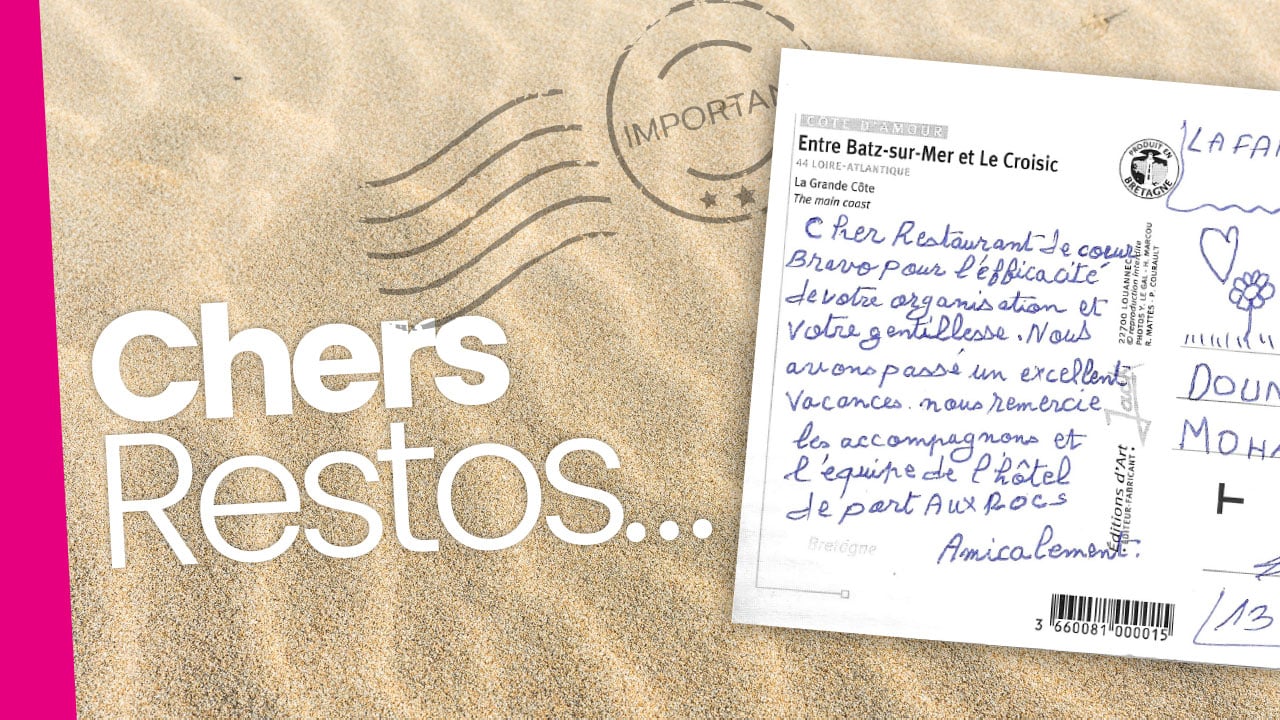 Une carte postale posée sur le sable