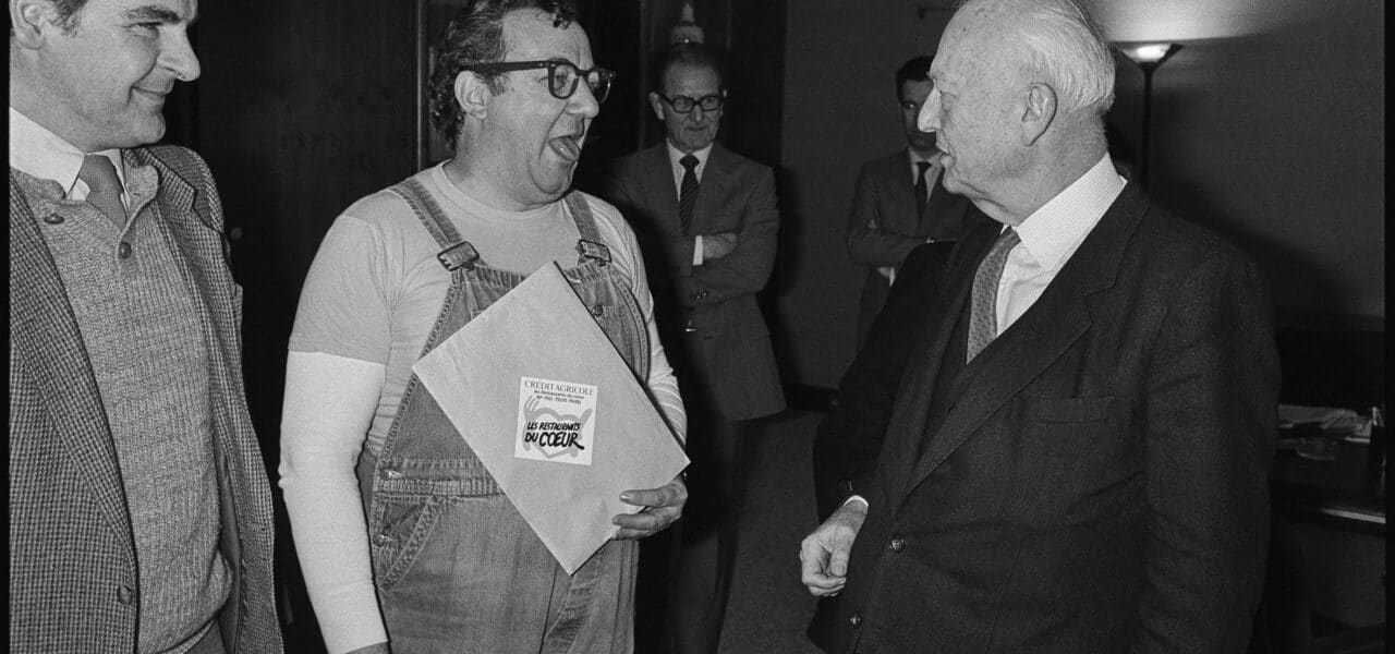 Le 20 février 1986, Coluche se rend au Parlement européen à Strasbourg pour plaider la cause des Restaurants du Cœur auprès notamment de Pierre Pflimlin, président du Parlement. © Dominique Gutekunst / AFP.