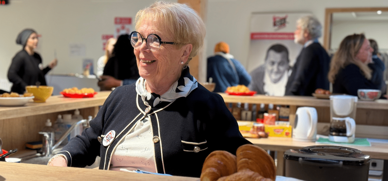 Un café, un sourire : Le rôle essentiel de Michelle aux Restos du Cœur